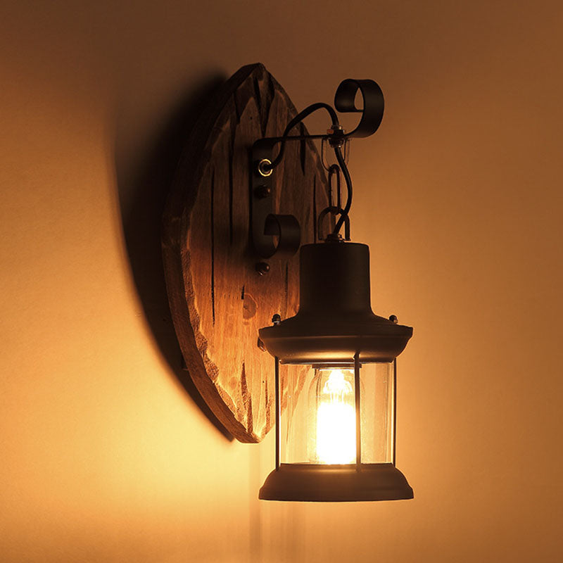 RusticGlow - Vintage væglampe i træ med jernskærm til indretning i stueetagen