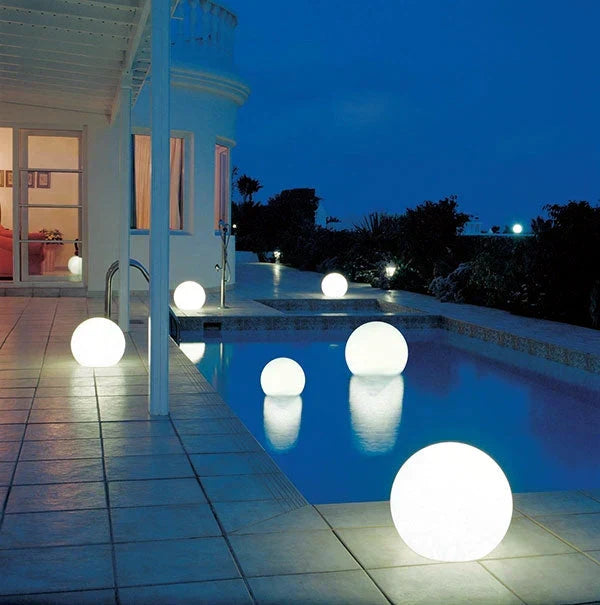 AuraKleur havebold LED-belysning – 16 farver – Trådløs, vejrbestandig og stemningsfuld til have, terrasse og fest