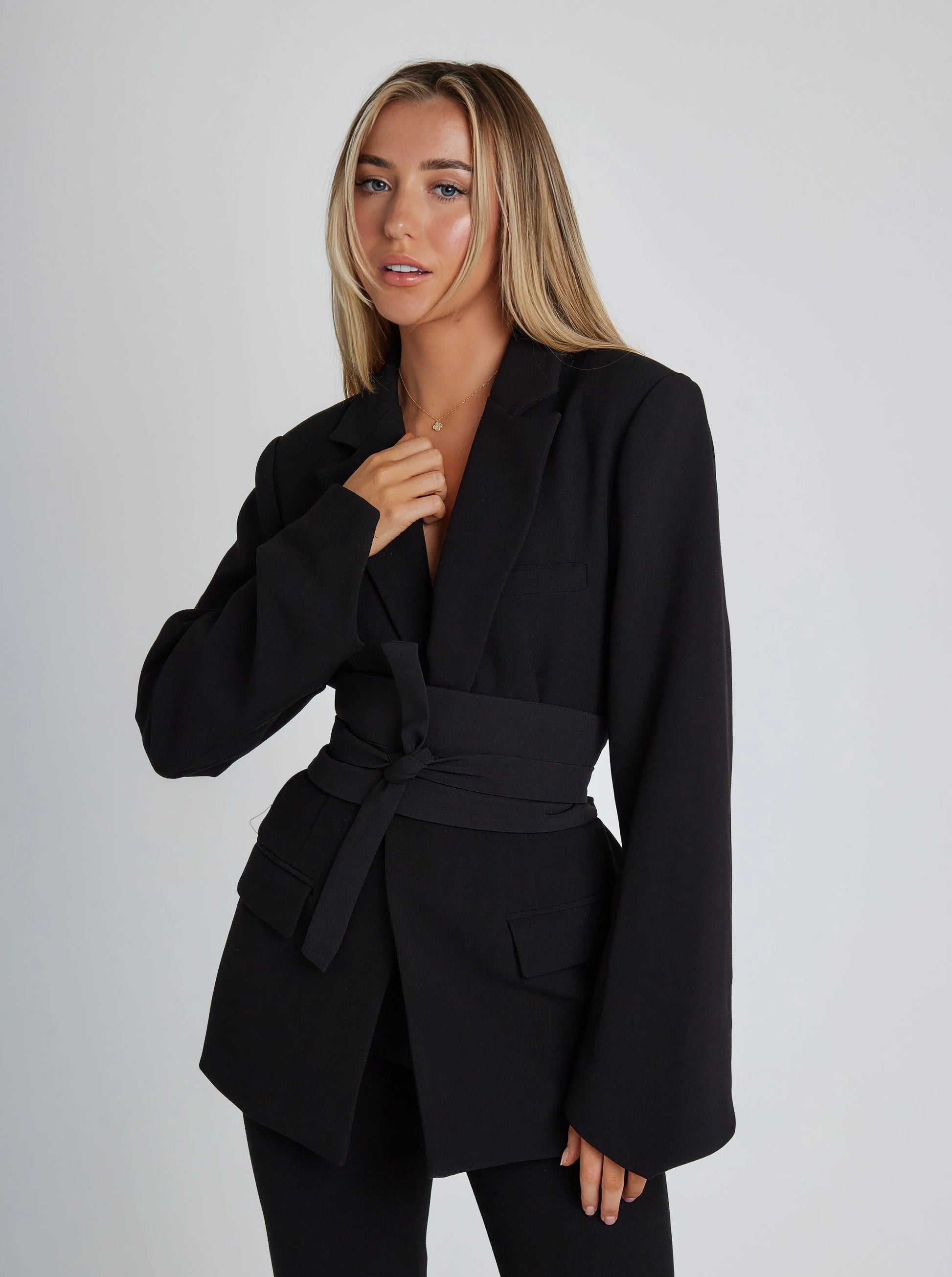 Celeste Femme Blazer – Elegant Skræddersyet Jakke med Bælte & Behageligt Åndbart Stof