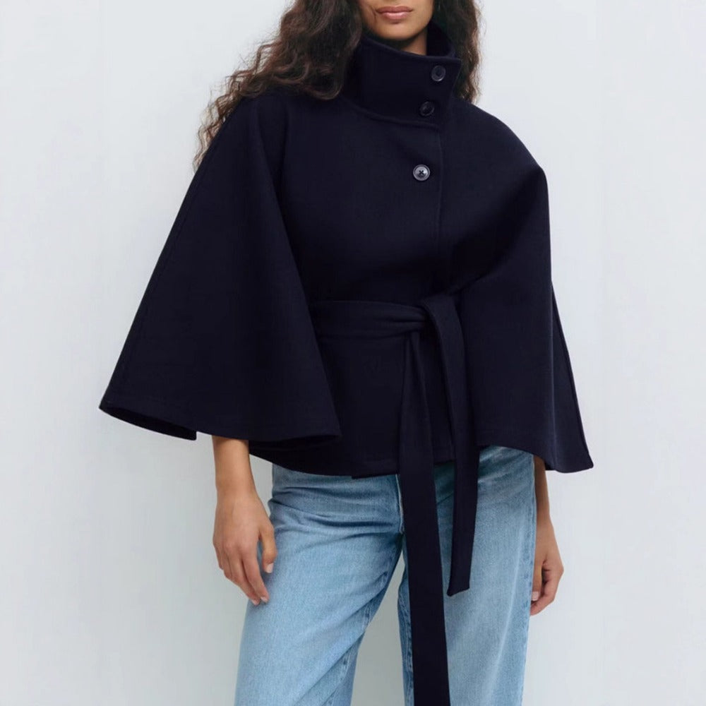Charlotte Manteau Cape Kvinde – Høj Krave & Justerbart Bælte for Elegance og Vintervarme