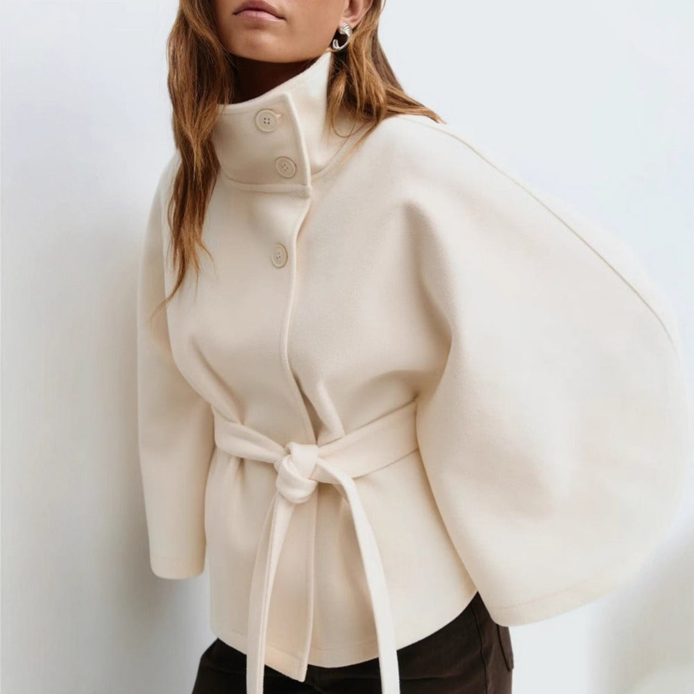 Charlotte Manteau Cape Kvinde – Høj Krave & Justerbart Bælte for Elegance og Vintervarme
