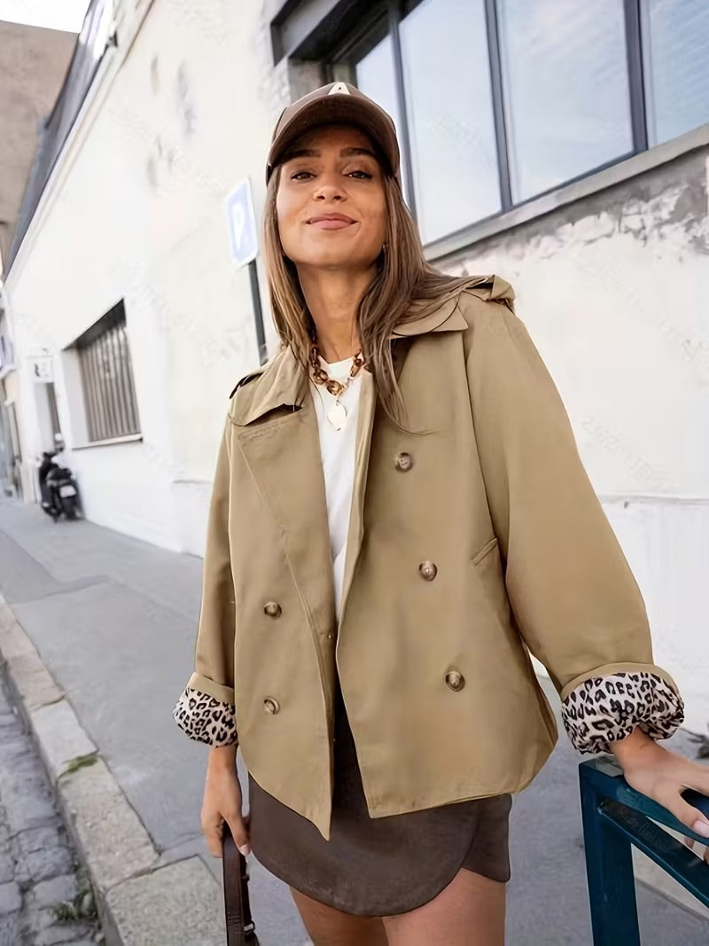 Georgia Trench Coat Dame – Struktureret Mellemsæson Jakke med Knaplukning & Trykt For