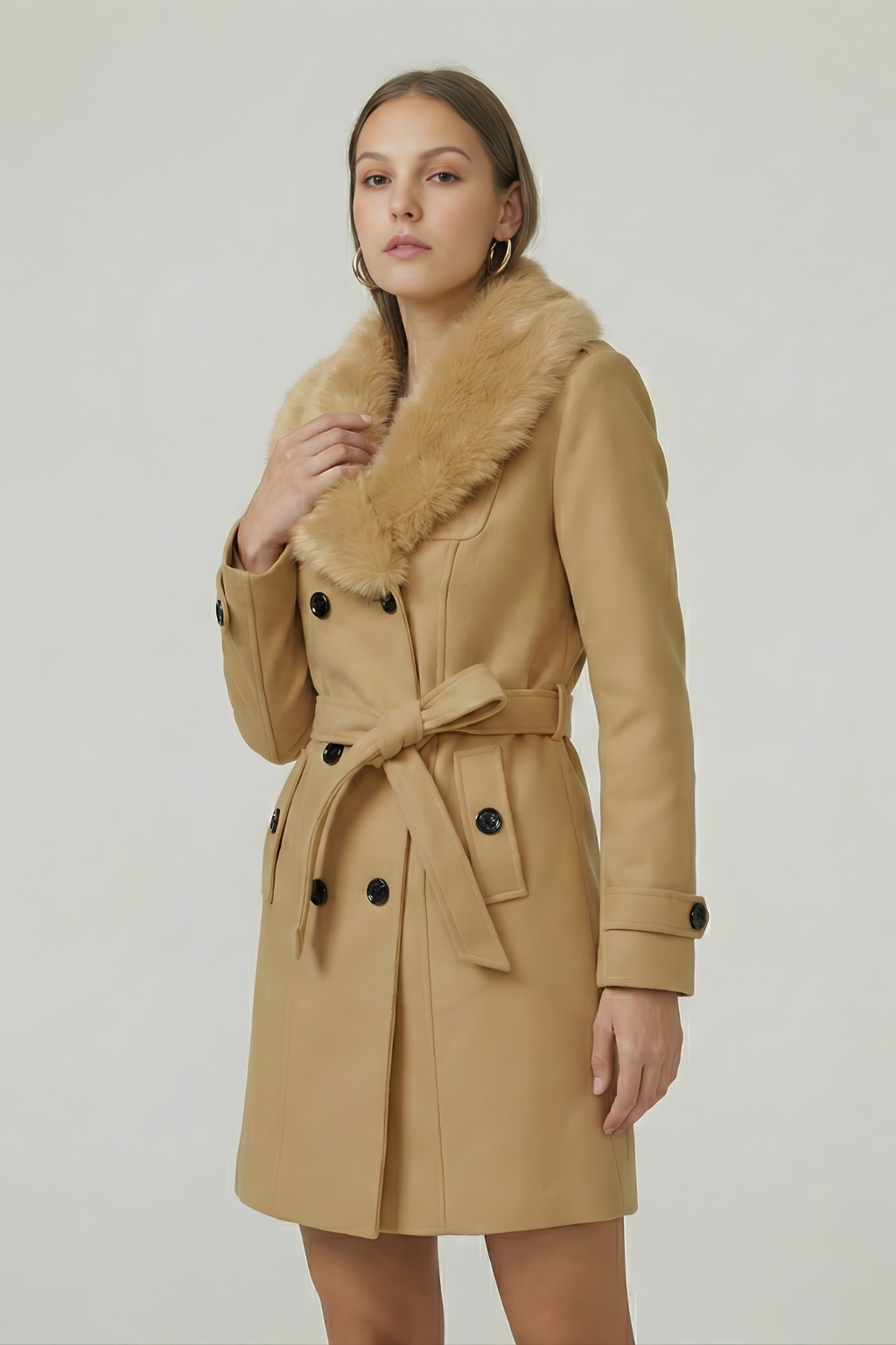 Kvinders Dobbeltradet Trench Coat med Bælte og Faux Fur Krave