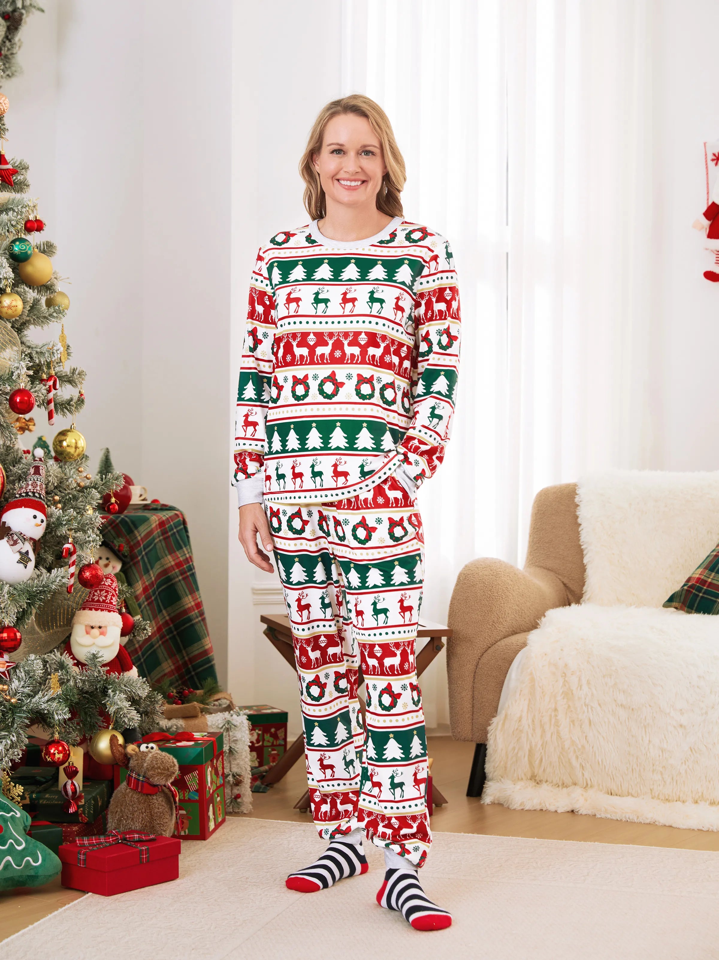 ReindeerJams | Familievenlige julepyjamas med rensdyr- og juletræsmønster samt ColorBlock-sokker
