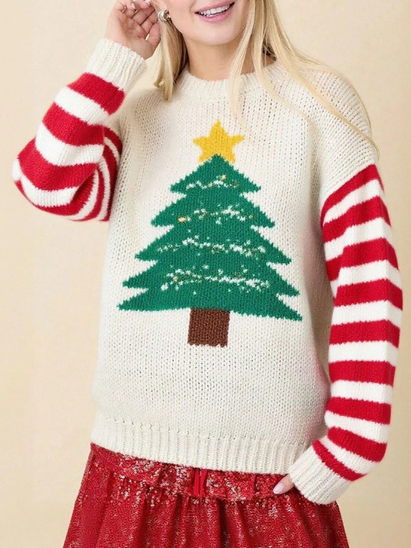 Juletræ Rundhalset Sweater – Elfenben med Røde Stribede Ærmer