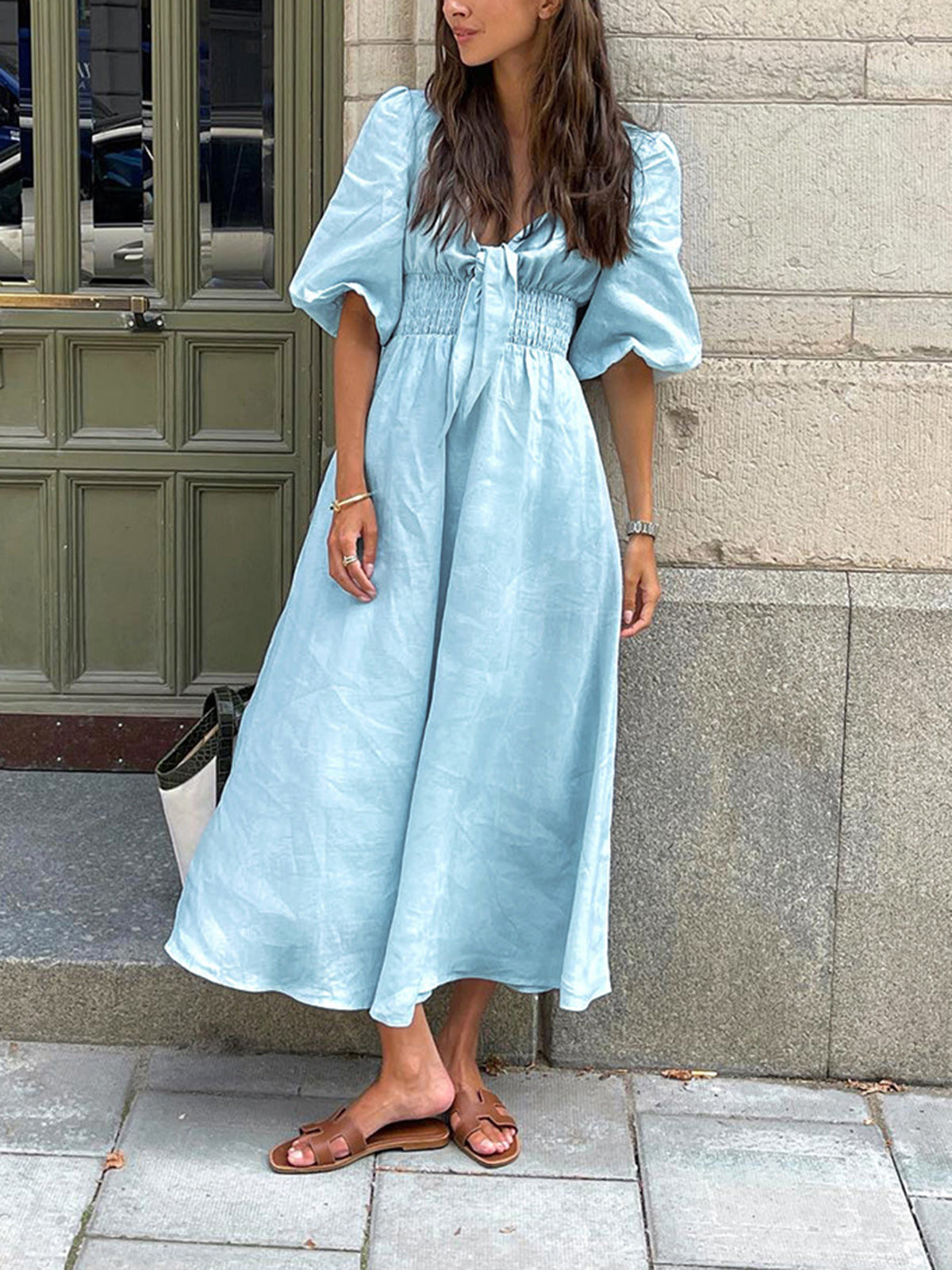 Kvindernes Lyseblå Linned Midi Kjole - Front Bånd Puff Ærme