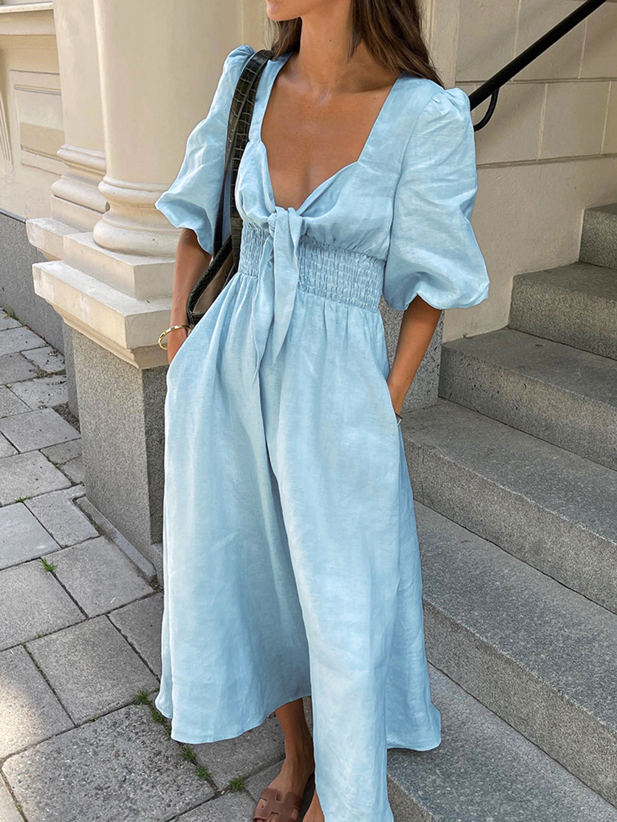 Kvindernes Lyseblå Linned Midi Kjole - Front Bånd Puff Ærme