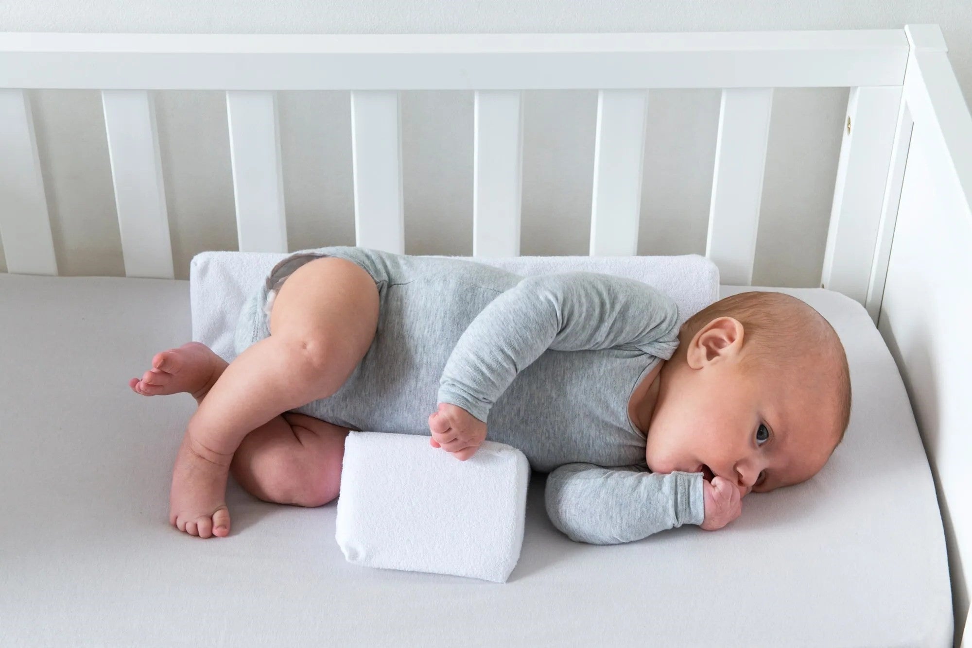 Baby Anti-Roll Pude – Komfortabel 45° Soveposition, nem at vaske