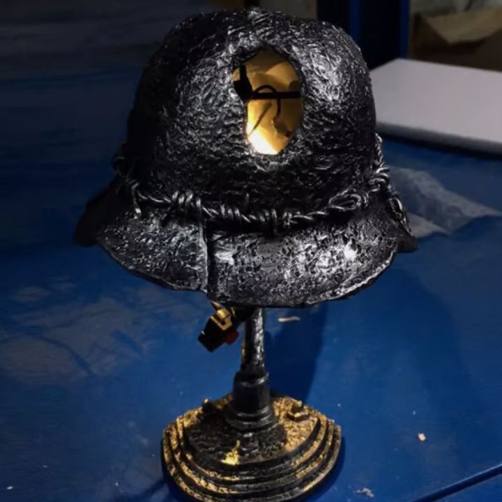 Bordlampe i Vintage Stål Hjelm Design