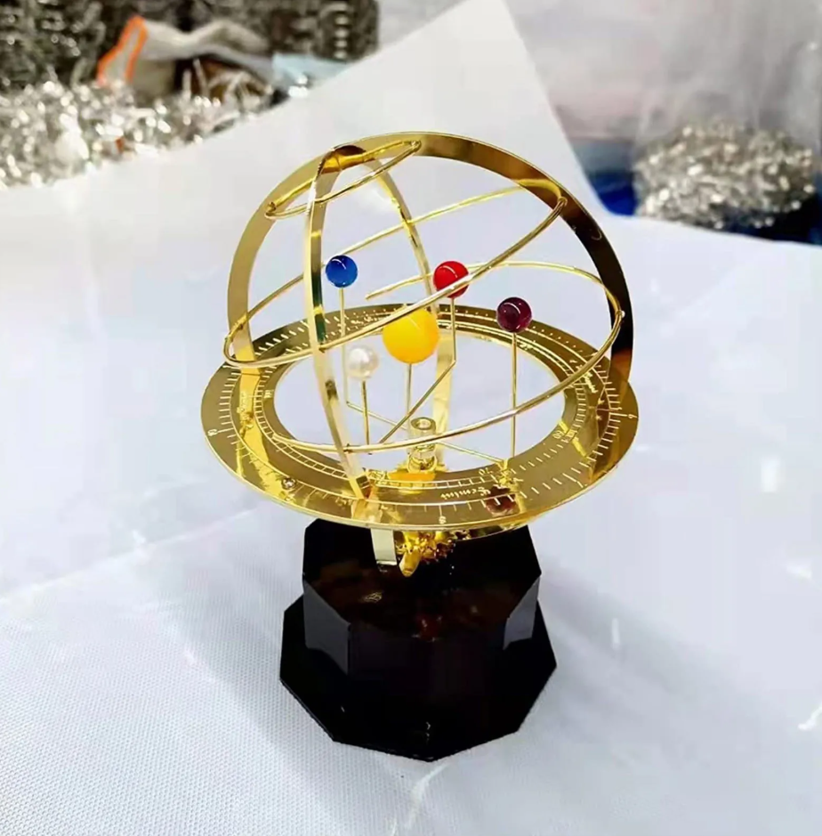 Grand Orrery-model Af Solsystemet Med 9 Planeter Og 28 Måner