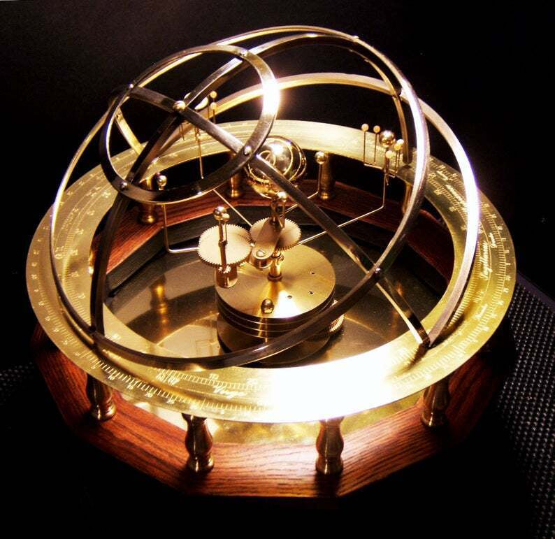 Grand Orrery-model Af Solsystemet Med 9 Planeter Og 28 Måner