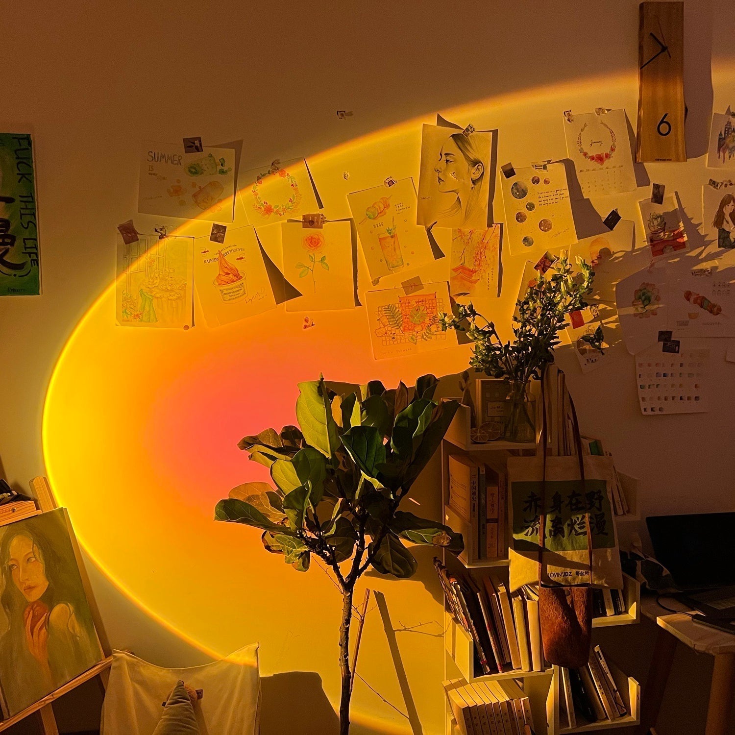 Gulvlampe Med Minimalistisk Design Og Farveprojektor