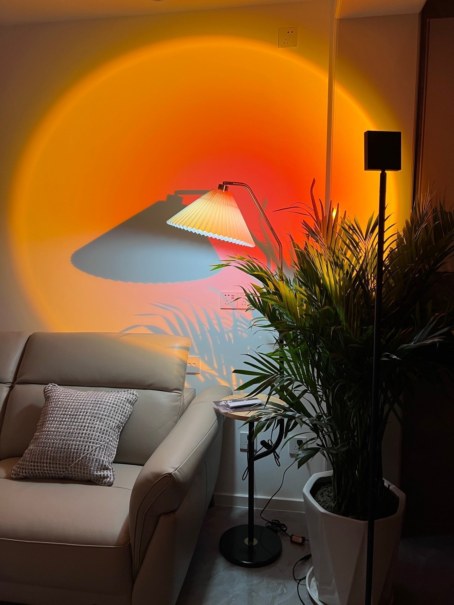 Gulvlampe Med Minimalistisk Design Og Farveprojektor