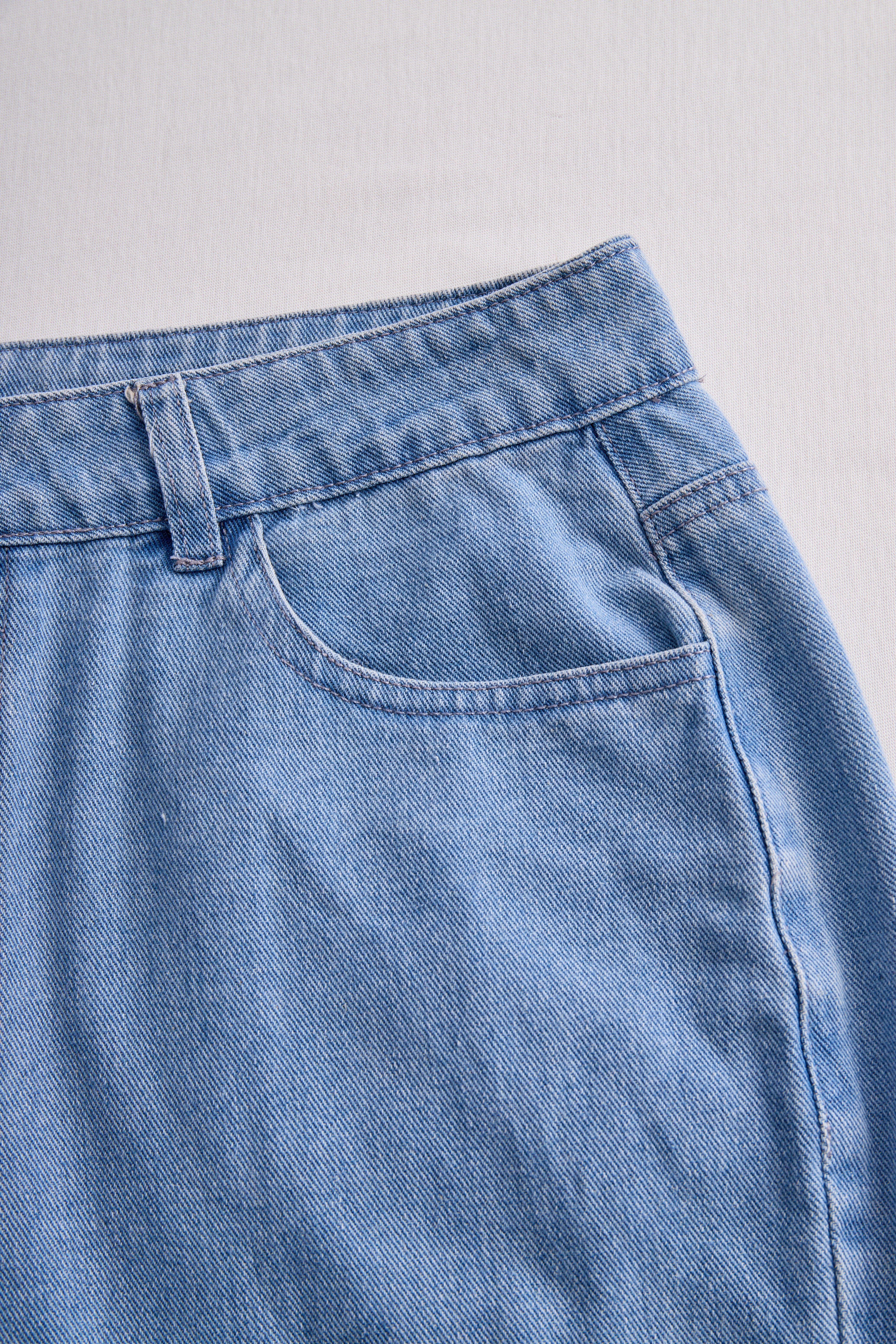 Stilfuldt Denim To-delt Sæt Med Asymmetrisk Top Og Frynse Nederdel