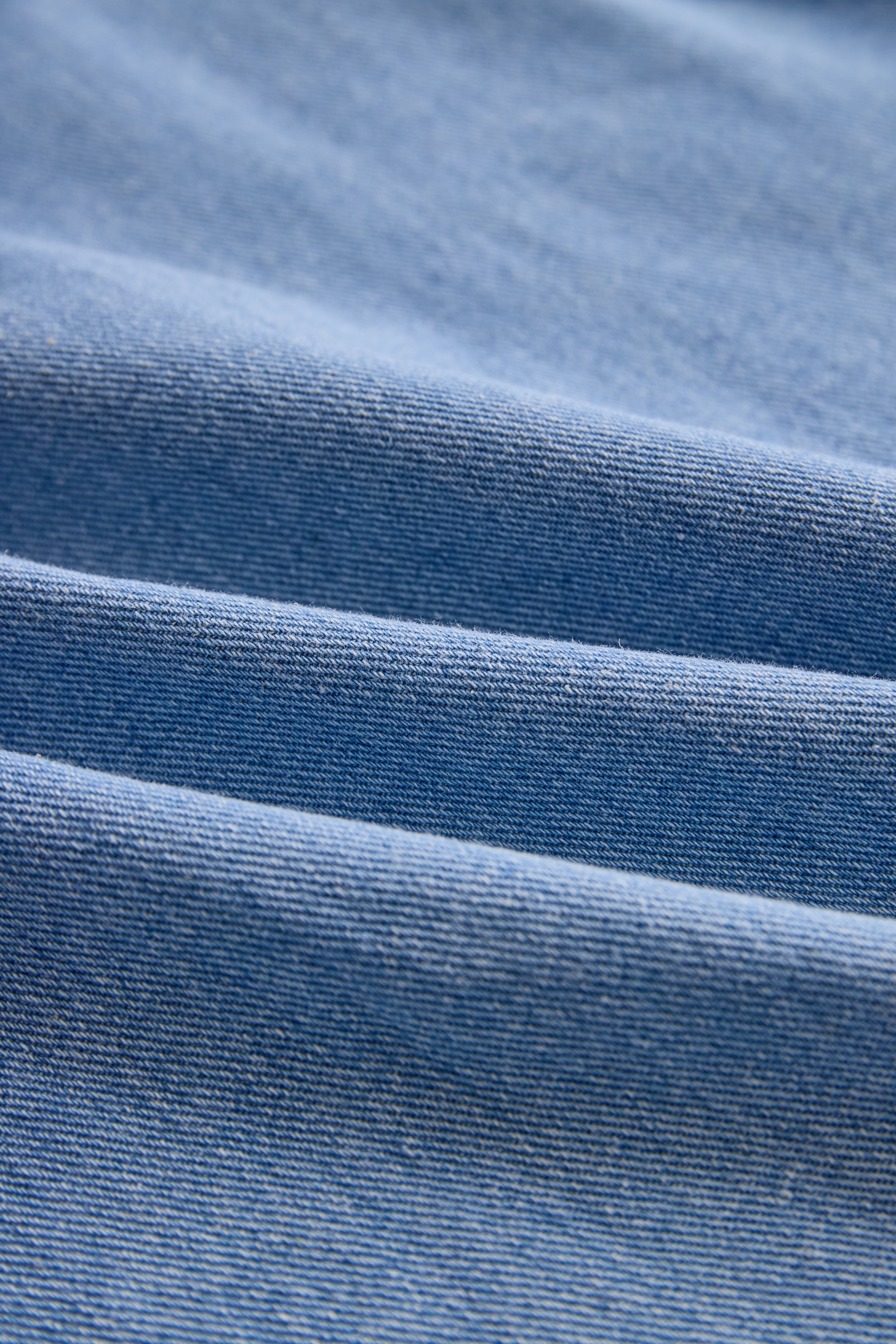 Stilfuldt Denim To-delt Sæt Med Asymmetrisk Top Og Frynse Nederdel