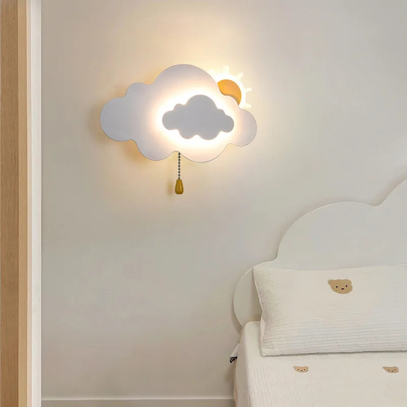 CloudGlow – Finurlig skyformet væglampe med et muntert Sun Design