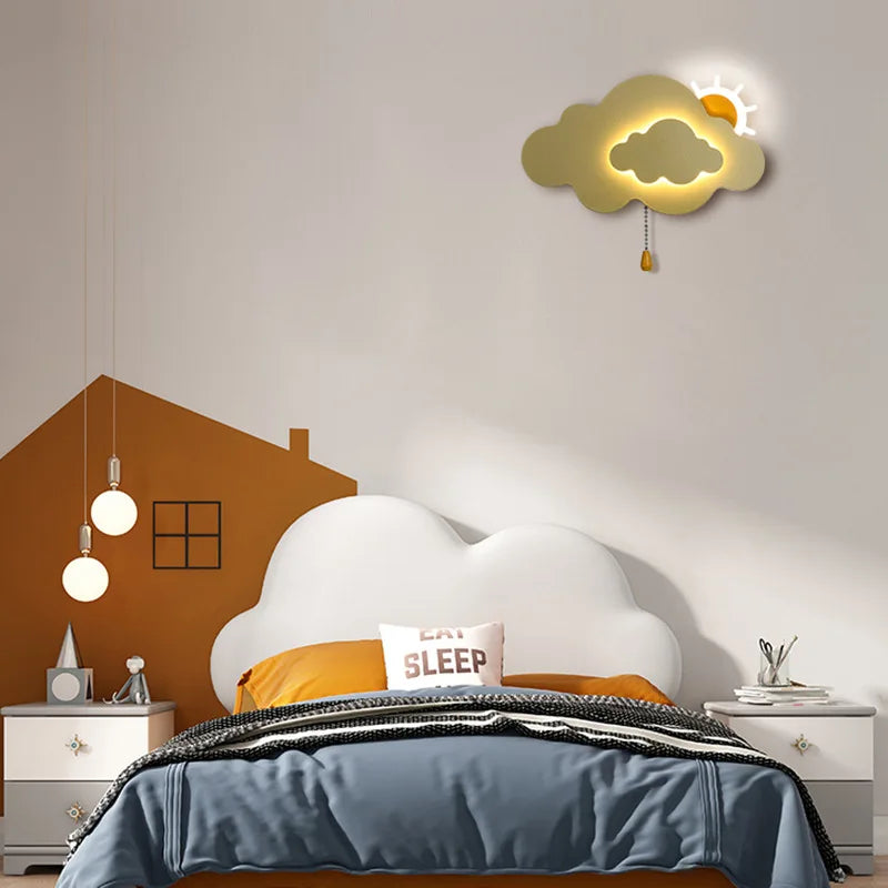 CloudGlow – Finurlig skyformet væglampe med et muntert Sun Design