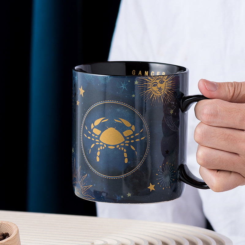 Krus med Stjernetegn Designet til Kaffe med Interaktive Effekter