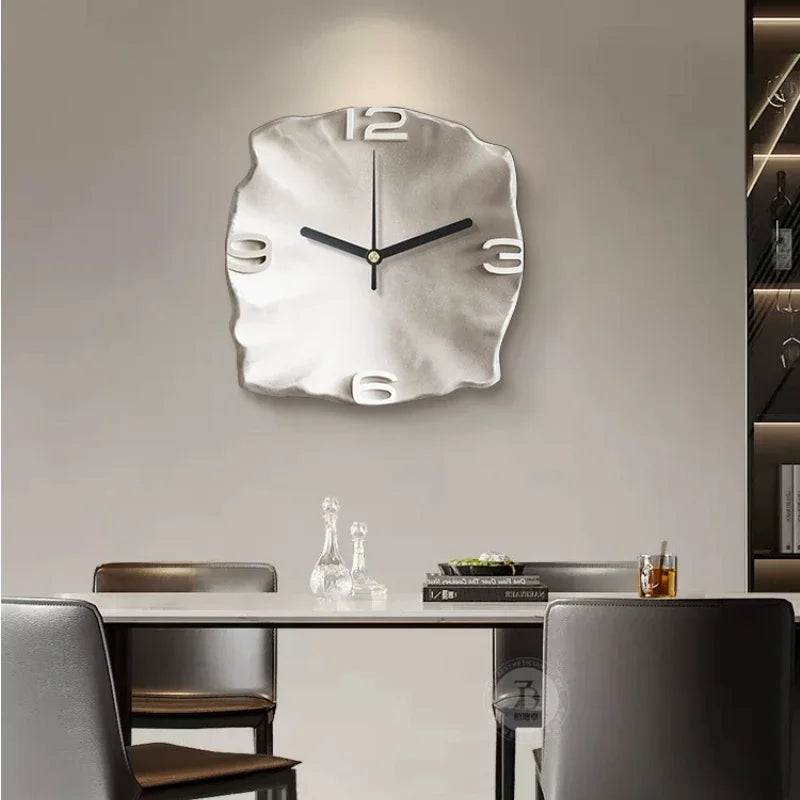 Kunstnerisk Vægur med Abstrakt Design