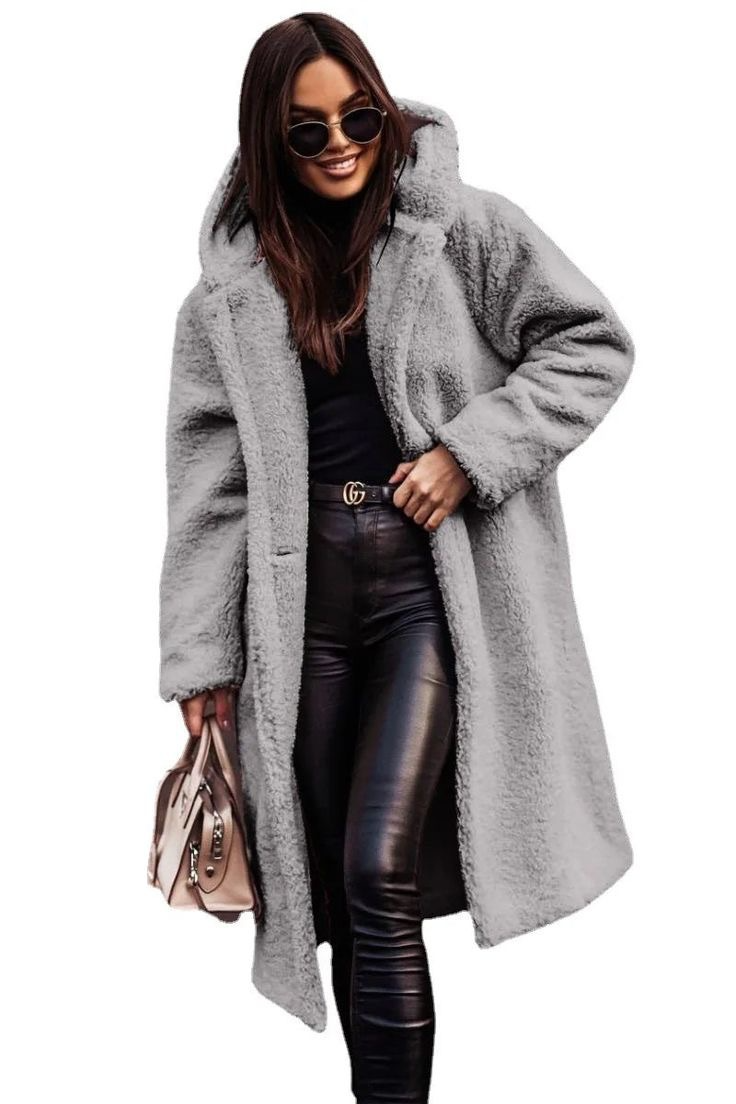 Kvinders Mid-Length Jakke i Faux Fur med Oversized Pasform