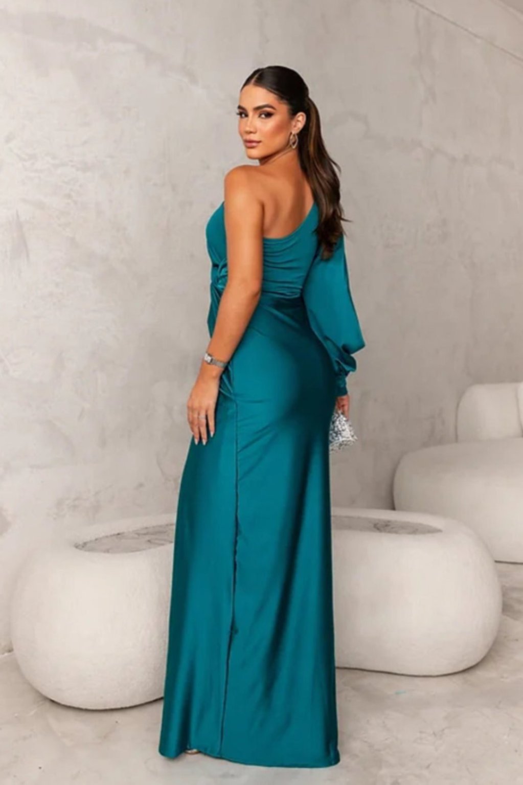 Kvinders Satin One-Sleeve Kjole med Slids