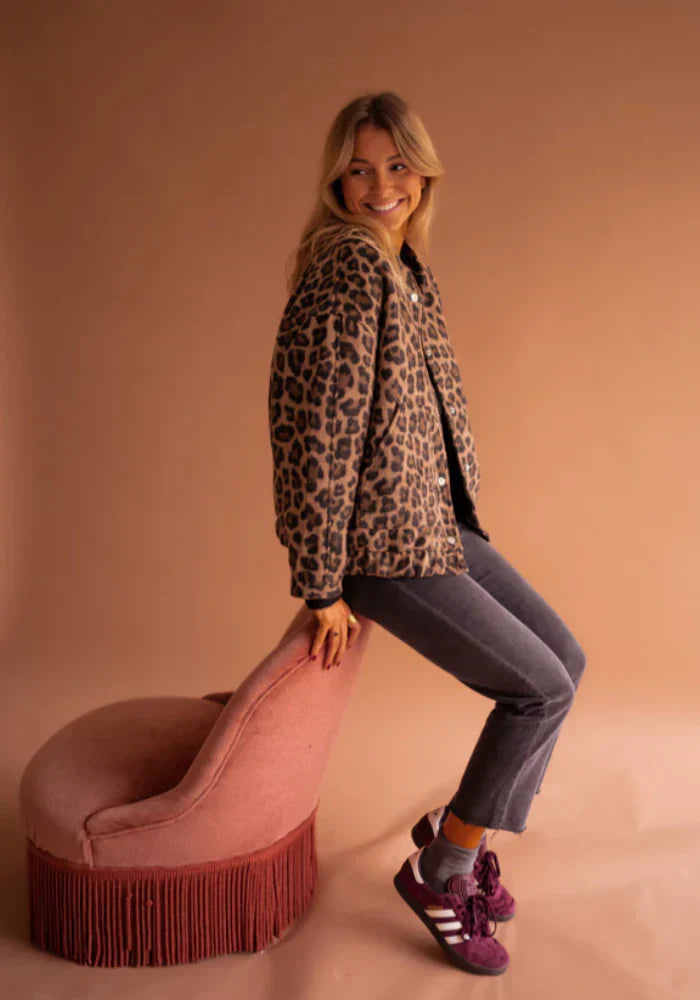 Valeria Kvinders Jakke – Elegant Leopardjakke med Dyreprint & Komfortabel Pasform