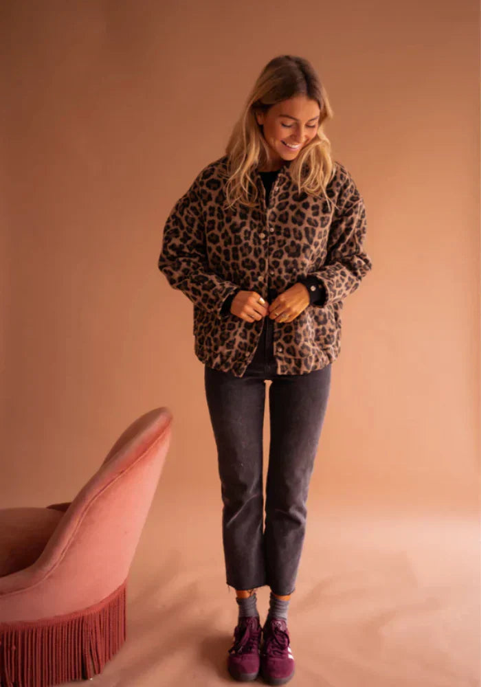 Valeria Kvinders Jakke – Elegant Leopardjakke med Dyreprint & Komfortabel Pasform