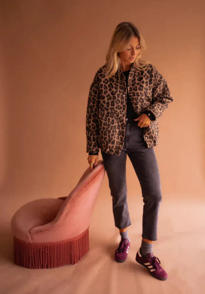 Valeria Kvinders Jakke – Elegant Leopardjakke med Dyreprint & Komfortabel Pasform