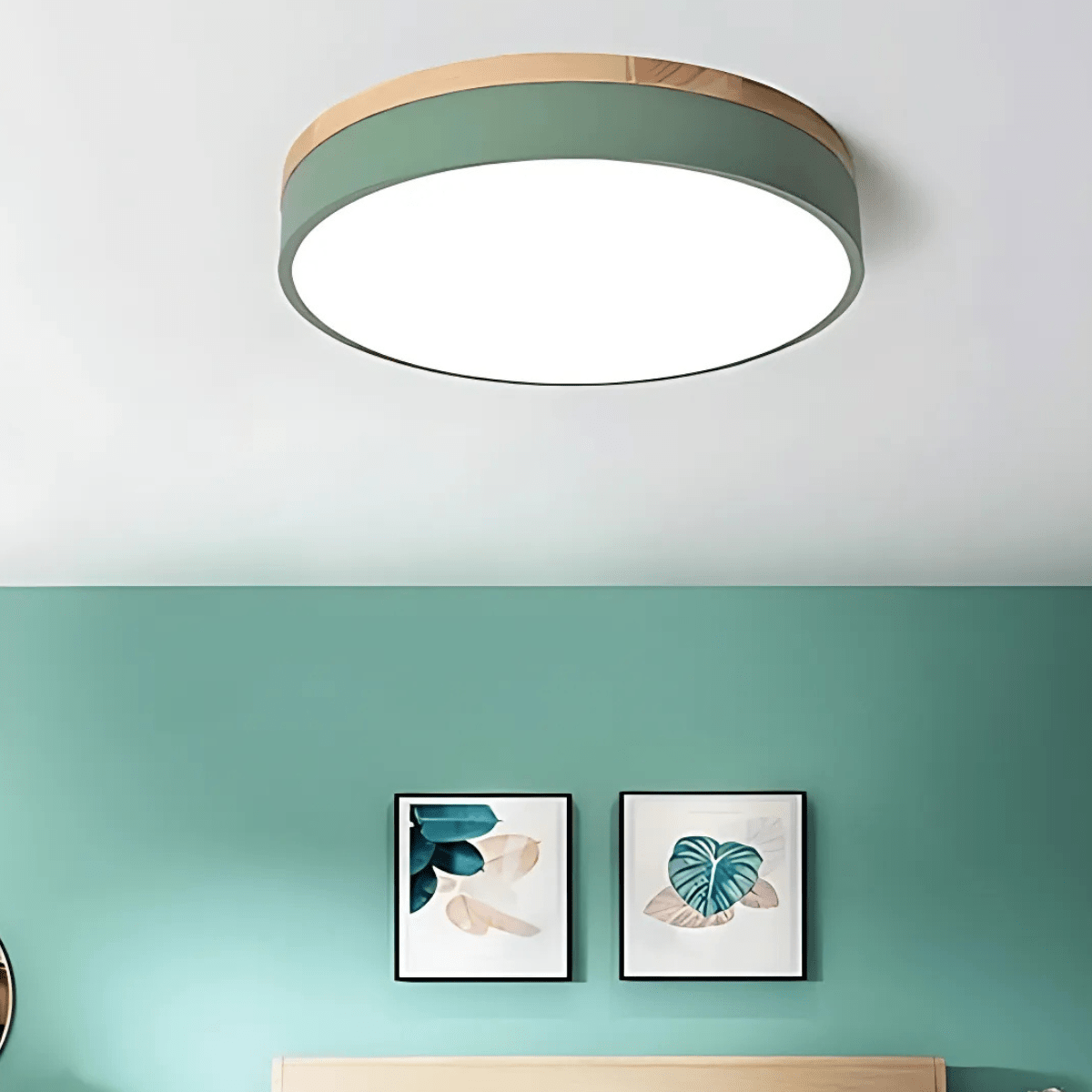 Loftslampe med Naturligt Træ og Grøn Accent