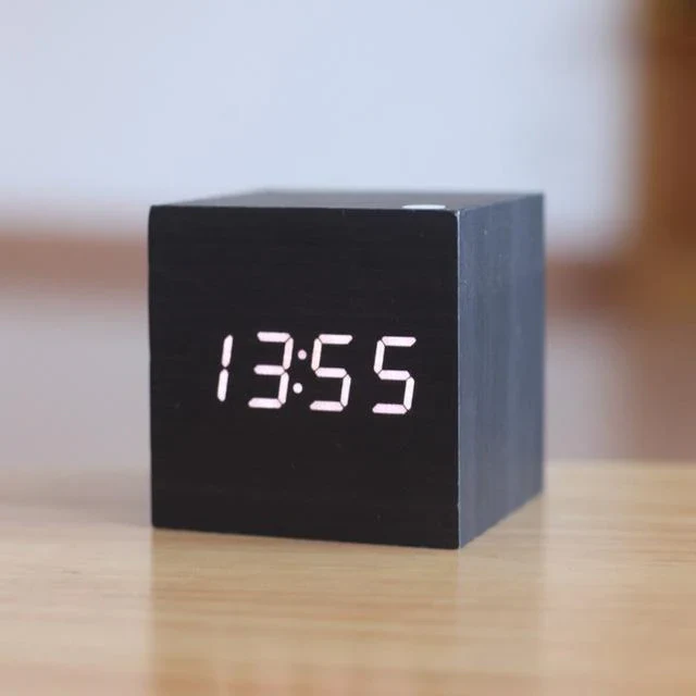 Moderne Digitalt Ur Minimalistisk Design til Hjemmet