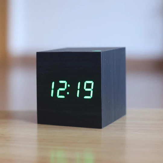 Moderne Digitalt Ur Minimalistisk Design til Hjemmet