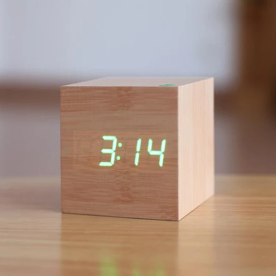 Moderne Digitalt Ur Minimalistisk Design til Hjemmet
