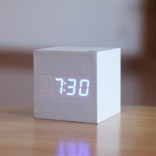 Moderne Digitalt Ur Minimalistisk Design til Hjemmet