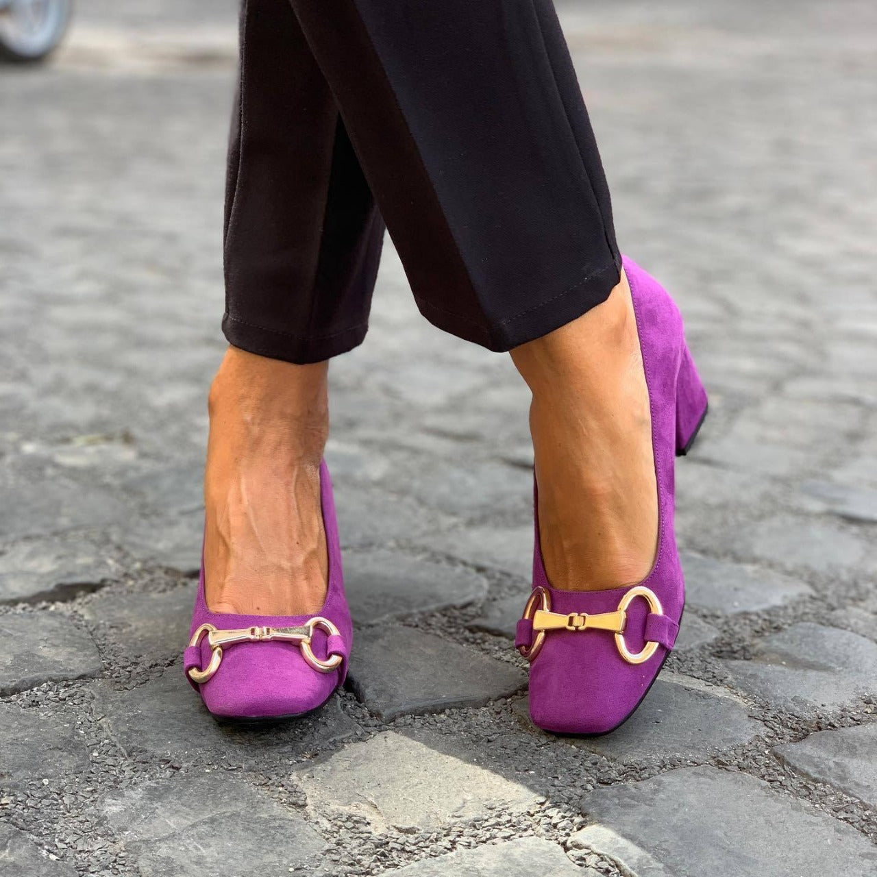 ELEGANTE PUMPER MED GULDDETALJE
