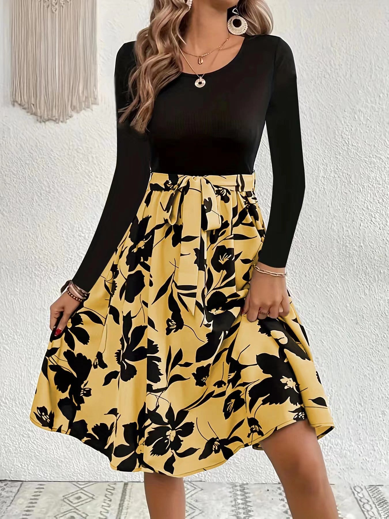Midi Kjole med Blomsterprint og Smocket Top til Kvinder | Ideel til Begivenheder og Hverdag