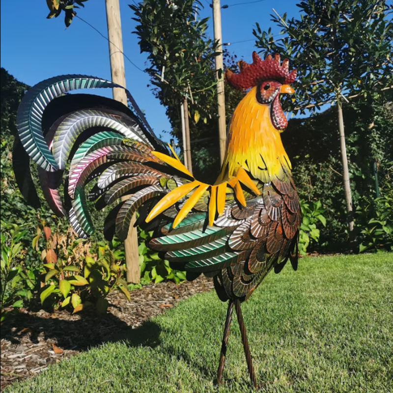 GardenRoost – Livlig 3D-hanestatue til legesyg udendørsindretning