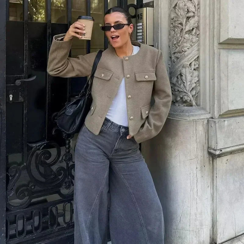 Sara Luksus Kvindejakke – Fitted Jakke med Gyldne Knapper og Elegant Silhuet