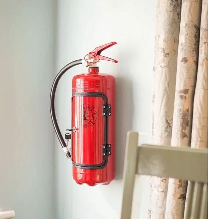 Skjult Minibar i Ildslukkerdesign