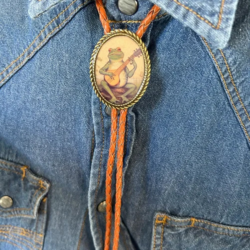 Unisex Bolo Tie med Banjo Frog Design