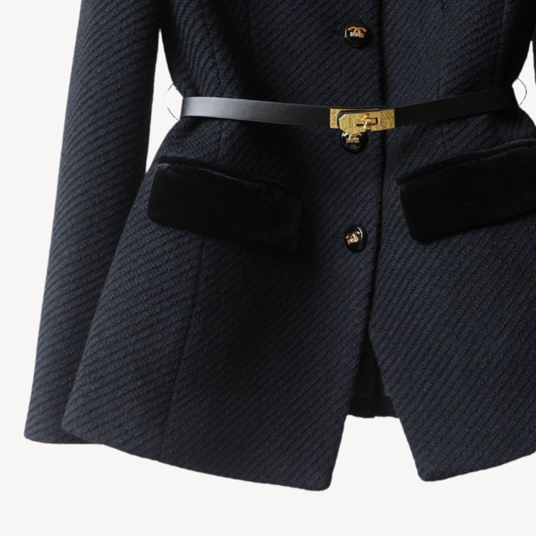Kvindernes Skræddersyede Blazer med Bælte – Fløjl Detalje & Guldtonet Finish