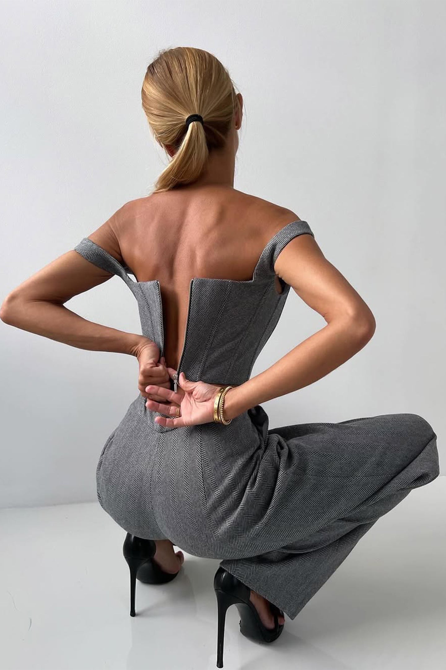 Kvinders Tre-Delt Buksedragt – Dobbeltbrystet Blazer, Korset Top, Bred Ben