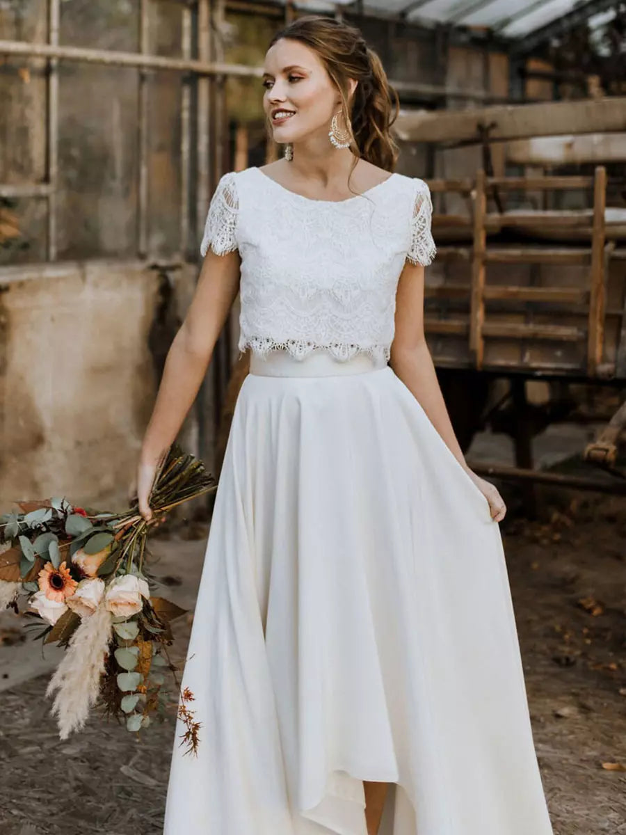 Kvinders Hvide To-Delt Bryllupskjole – Elegant Blonde Top og Flydende Maxi Nederdel