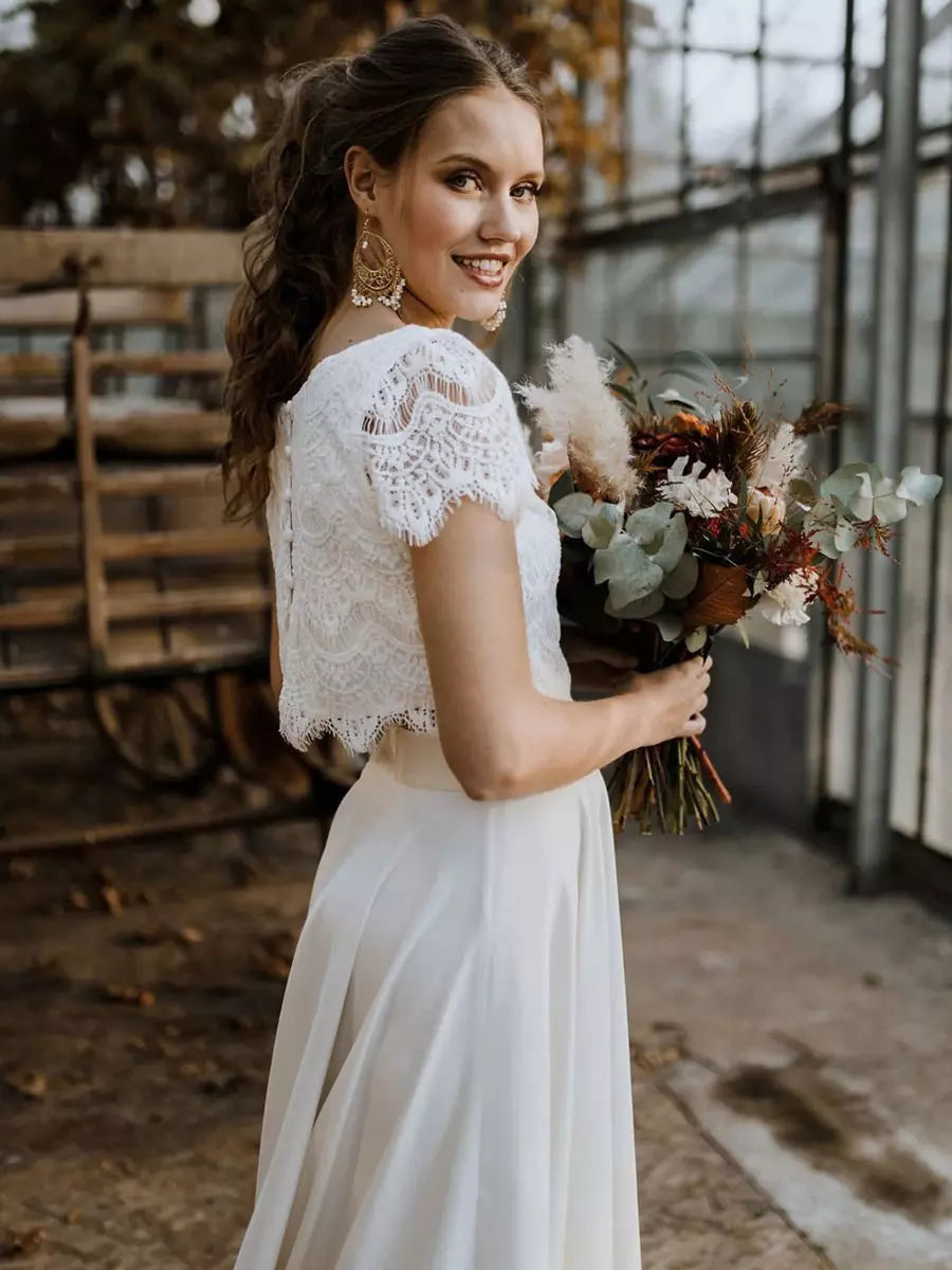 Kvinders Hvide To-Delt Bryllupskjole – Elegant Blonde Top og Flydende Maxi Nederdel