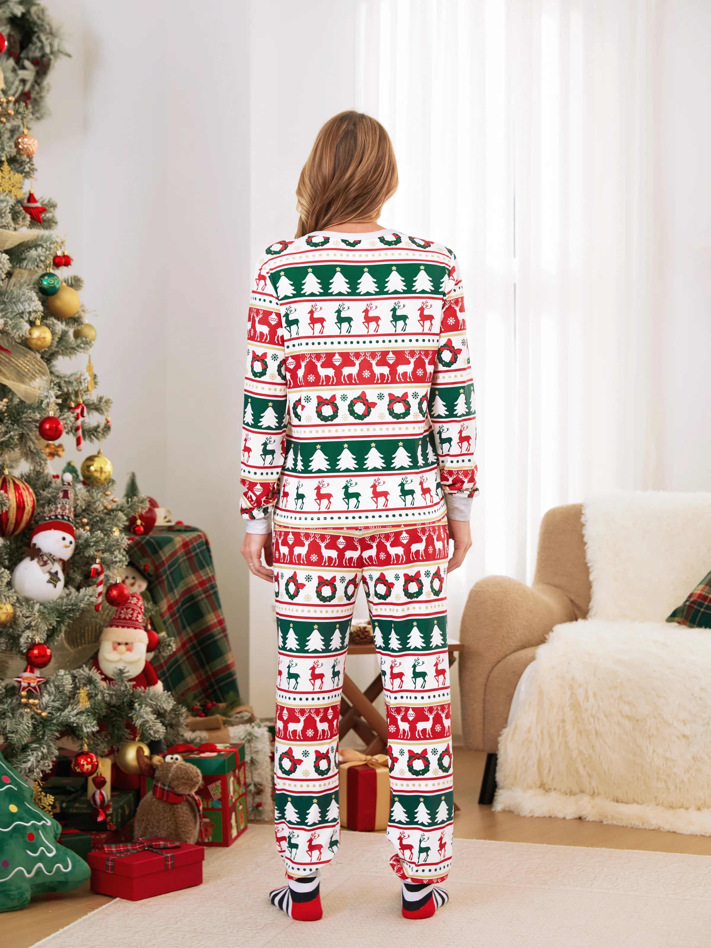 ReindeerJams | Familievenlige julepyjamas med rensdyr- og juletræsmønster samt ColorBlock-sokker