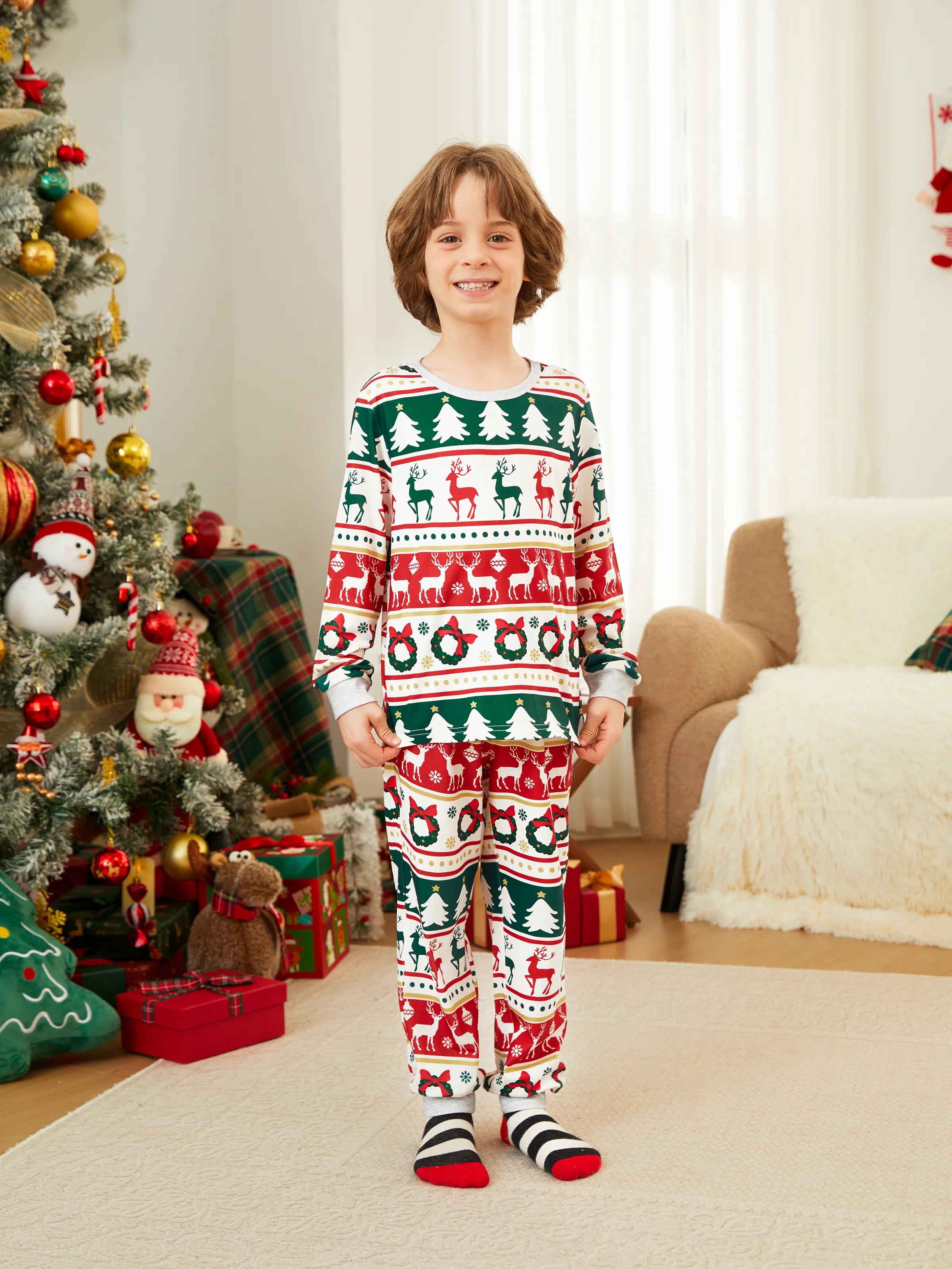 ReindeerJams | Familievenlige julepyjamas med rensdyr- og juletræsmønster samt ColorBlock-sokker