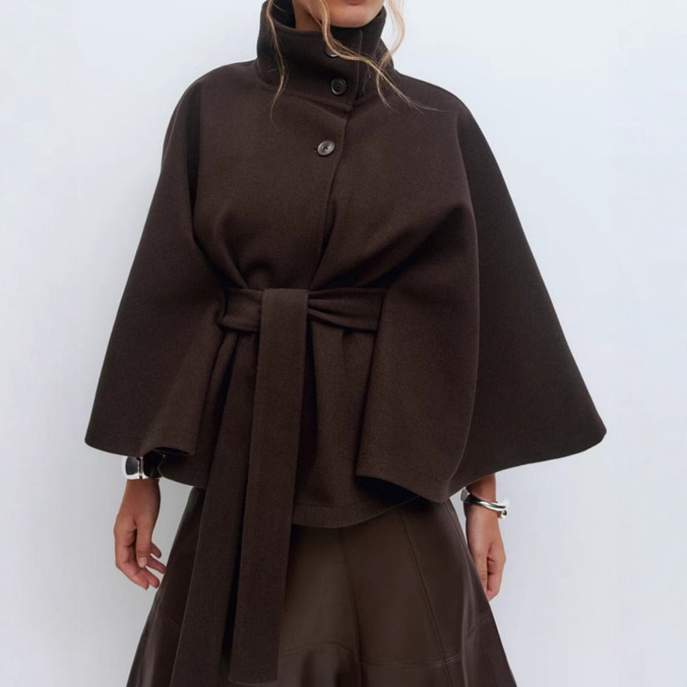 Charlotte Manteau Cape Kvinde – Høj Krave & Justerbart Bælte for Elegance og Vintervarme