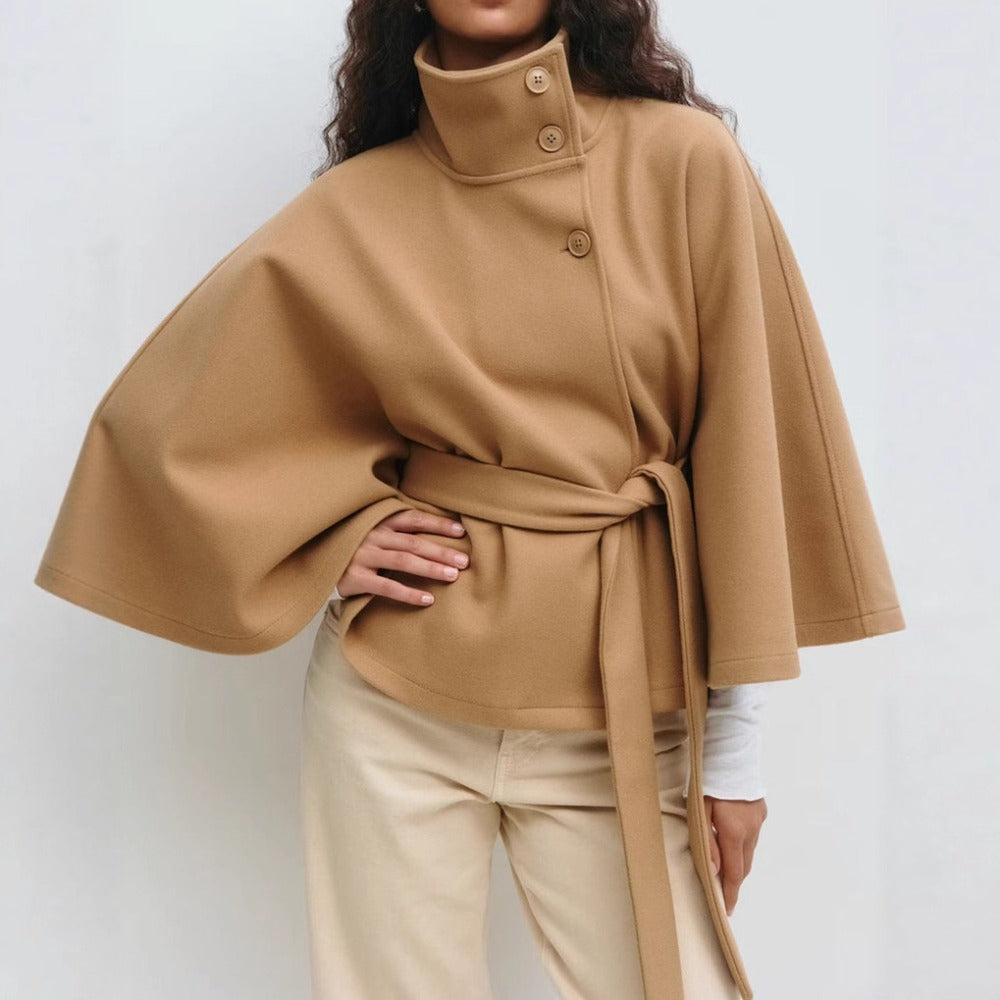 Charlotte Manteau Cape Kvinde – Høj Krave & Justerbart Bælte for Elegance og Vintervarme