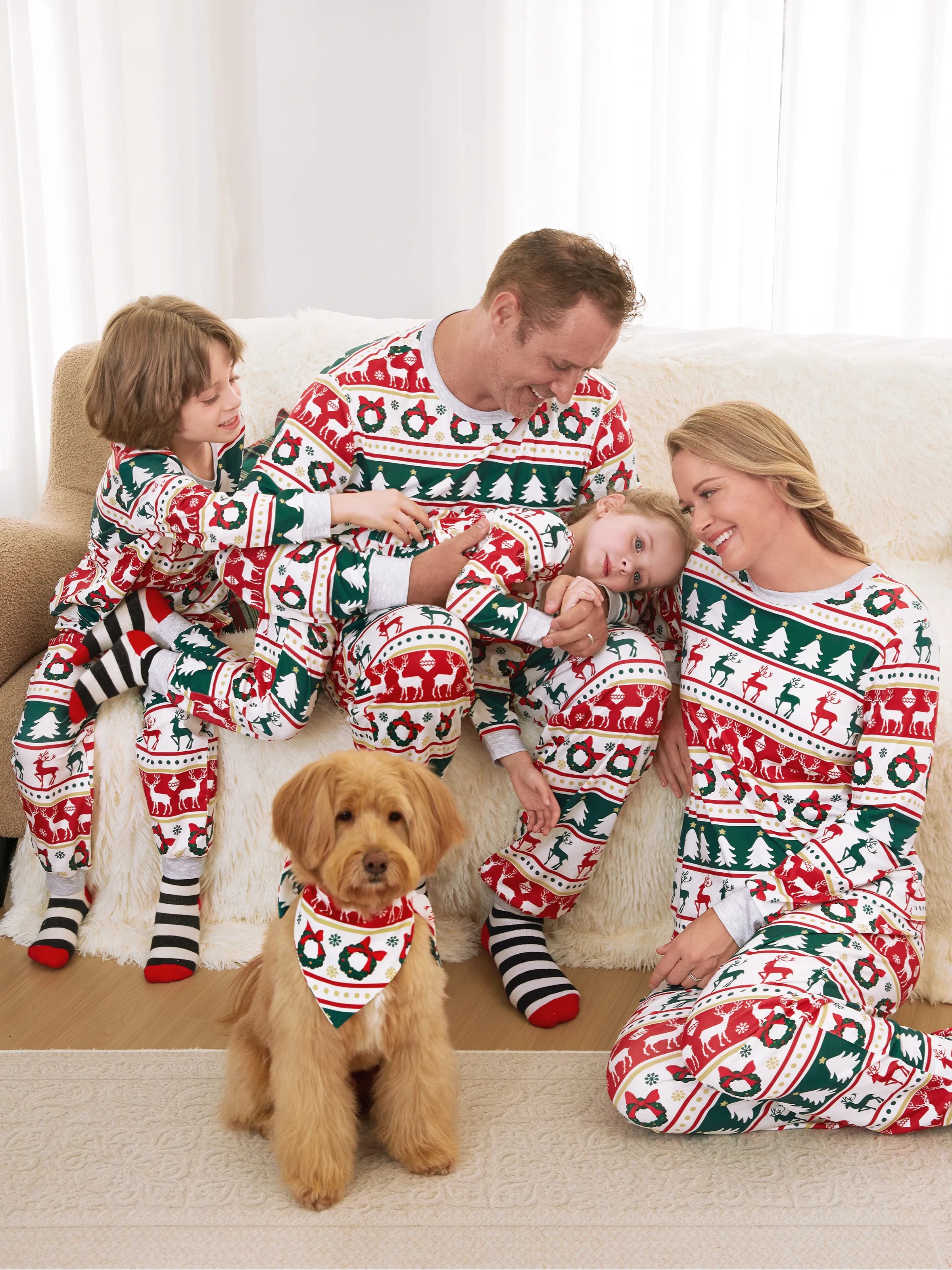 ReindeerJams | Familievenlige julepyjamas med rensdyr- og juletræsmønster samt ColorBlock-sokker