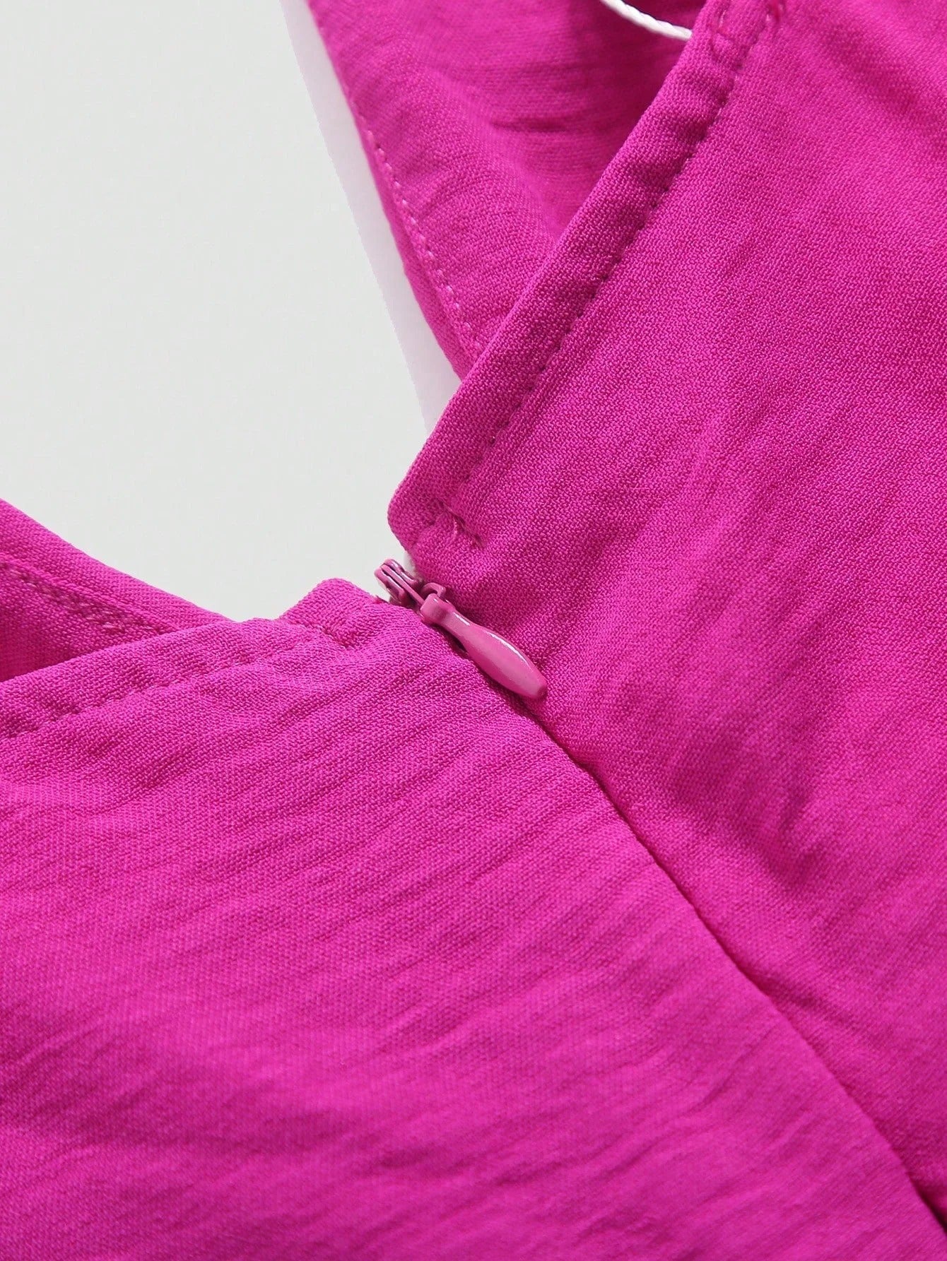 Udhulet plisseret jumpsuit med brede ben
