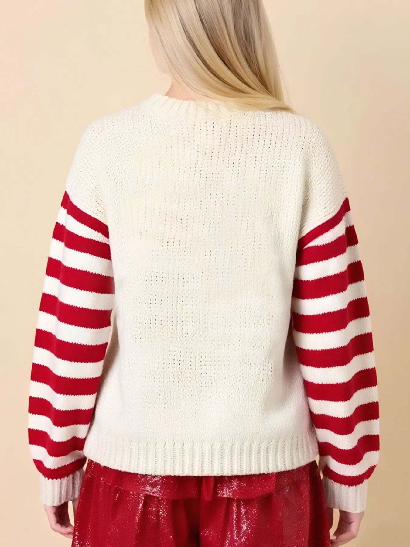 Juletræ Rundhalset Sweater – Elfenben med Røde Stribede Ærmer